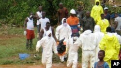 Des secouristes à la recherche des corps de victimes des inondations à Regent, à l’est de Freetown, Sierra Leone, 14 août 2017.