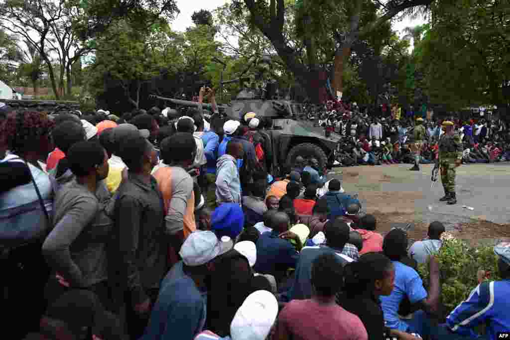 Les soldats de la Force de défense zimbabwéenne empêchent les manifestants d'accéder à la Maison de l'Etat à Harare, 18 novembre 2017.