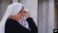 Yon me relijez lapriye nan Vatikan an, 2 Mas, 2025. 