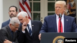 ប្រធានាធិបតី​សហរដ្ឋ​អាមេរិក ដូណាល់ ត្រាំ ថ្លែង​ក្នុង​សន្និសីទ​សារព័ត៌មាន​នៅ​សួន​ផ្កាកូលាប នៃ​សេត​វិមាន អំពី​ភាព​មាន​អាសន្ន​នៃ​មេរោគ​កូរ៉ូណា កាល​ពី​ថ្ងៃ​ទី​១៣ មីនា ២០២០។