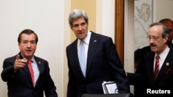 Le secrétaire d'Etat John Kerry (c) escorté par le député Ed Royce (g), président de la commission des affaires étrangères de la Chambre des représentants, et le député Eliot Engel (d) avant des audiences publiques au Congrès, le 17 avril 2013.