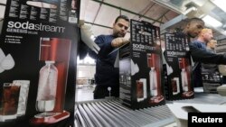 Para pekerja mengepak produk pada pabrik SodaStream di Maale Adumim, Tepi Barat (foto: dok). SodaStream pindah dari Tepi Barat ke Israel dan memberhentikan para pekerja Palestina. 