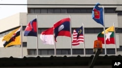 រូបឯកសារ៖ ទង់ជាតិ​នៃ​ប្រទេស​ជា​សមាជិក​​អាស៊ាន ត្រូវបាន​ដោត​នៅ​ខាងមុខ​​អាគារ​លេខាធិការដ្ឋាន​អាស៊ាន​ក្នុង​ទីក្រុង​ហ្សាកាតា ប្រទេស​ឥណ្ឌូណេស៊ី កាលពី​ថ្ងៃទី២២ ខែមេសា ឆ្នាំ២០២១។