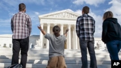 Des militants contre l'IVG devant la Cour suprême des Etats-Unis (AP)