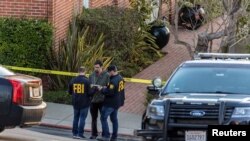 Agen FBI di luar rumah Ketua DPR AS Nancy Pelosi setelah suaminya Paul Pelosi diserang dengan kejam di rumah mereka, di San Francisco, California, AS, 28 Oktober 2022. (Foto: REUTERS/Carlos Barria)