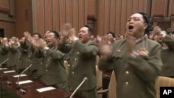 지난 6월 북한 평양 만수대의사당에서 열린 최고인민회의 제13기 4차 회의에서 군인들이 박수를 치고 있다. 북한 관영 조선중앙TV가 방영한 화면이다.