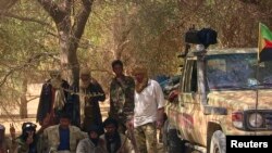 Des combattants du groupe séparatiste rebelle touareg MNLA s’abritent sous un arbre dans le désert près de Tabankort, Mali, 13 février 2015. 