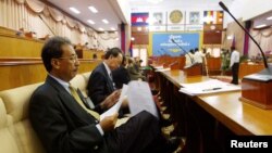 ទិដ្ឋភាព​ក្នុង​ព្រឹទ្ធសភា​កម្ពុជា​កាល​ពី​ថ្ងៃ​ទី​១១ ខែ​តុលា ឆ្នាំ​២០០៤។