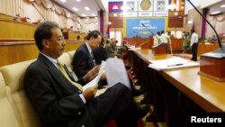 សមាជិក​ព្រឹទ្ធសភា​កម្ពុជា​ពិនិត្យ​ឯកសារ​ច្បាប់​ក្នុង​អំឡុង​កិច្ច​ប្រជុំ​មួយ​​នៅ​រាជធានី​ភ្នំពេញ​កាល​ពី​ថ្ងៃ​ទី​១១​ខែ​តុលា​ឆ្នាំ​២០០៤។