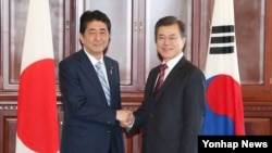 문재인 한국 대통령(오른쪽)과 아베 신조 일본 총리가 7일 동방경제포럼이 열린 러시아 블라디보스토크 만나 정상회담을 가졌다.