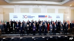 Američki državni sekretar sa šefovima diplomatija i zvaničnicima OEBS-a u Skoplju u Severnoj Makedoniji 29. novembra 2023. (Foto: AP/Boris Grdanoski)