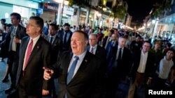 마이크 폼페오 미국 국무장관이 8일 대니얼 크리튼브링크 주 베트남 미국대사 등과 함께 하노이 거리를 걷고 있다.