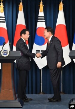 윤석열 한국 대통령(오른쪽)과 기시다 후미오 일본 총리가 7일 서울에서 회담했다.