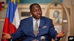 Mantan Presiden Republik Afrika Tengah (CAR) Francois Bozize di Istana Presiden, Bangui, Januari 2013 (Foto: dok). Francois Bozize termasuk dalam lima tokoh tertinggi di CAR yang dikenai sanksi oleh Presiden Obama, Selasa (14/5).