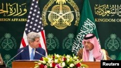 AQSh Davlat kotibi Jon Kerri (chapda) Saudiya Arabistoni Tashqi ishlar vaziri Saud ibn Faysal ibn Abdulaziz al-Saud bilan matbuot anjumanida, Riyod, 5-mart, 2015-yil