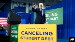 Američki predsjednik Joe Biden odlazi nakon izlaganja o dugu za studentski zajam na Medison koledžu 8. aprila 2024. u Madisonu, Wisconsin.