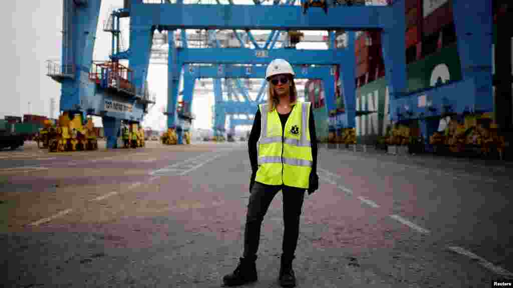Liz Azoulay, 26 ans, qui charge et décharge la cargaison au port d&#39;Ashdod, &nbsp;à Ashdod, dans le sud d&#39;Israël, le 22 février 2017.