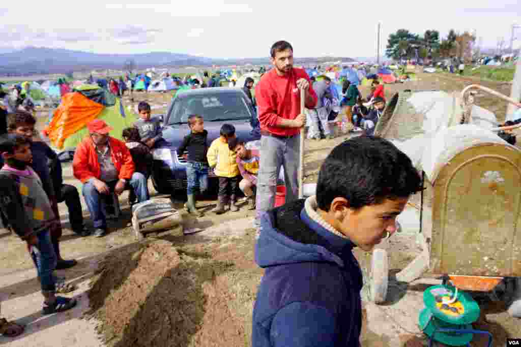 Children at Idomeni refugee camp on the Greece-Macedonia border, March 8, 2016. (Jamie Dettmer for VOA)