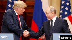 Presiden AS Donald Trump dan Presiden Rusia Vladimir Putin berjabat tangan saat mengadakan konferensi pers bersama usai mengadakan pertemuan tertutup di Helsinki, Finlandia, 16 Juli 2018 lalu (foto: dok). 