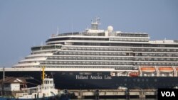 នាវា Westerdam ដែលត្រូវបានបដិសេធដោយរដ្ឋាភិបាលចំនួន៤ ដោយសារខ្លាចមានអ្នកផ្ទុកវីរុសកូរ៉ូណា ត្រូវបានអនុញ្ញាតឲ្យចតនៅក្នុងខេត្តព្រះសីហនុ។ (ស៊ុន ណារិន/VOA)