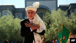 Presiden fghanistan Ashraf Ghani memeriksa garda kehormatan saat mempersiapkan salat Idulfitri di istana kepresidenan di Kabul, Afghanistan, Kamis, 13 Mei 2021. (Foto: AP)