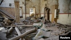 Masjid yang rusak di kota Douma di Ghouta timur, Damaskus, Suriah, 1 Maret 2018.