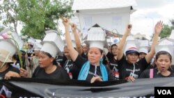 Representatives from the two neighborhoods told VOA Khmer Monday they would continued to hold demonstrations, despite the warning.