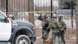 Policija ispred kompleksa Molson Kors.