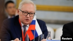 Wakil Menlu Rusia Sergei Ryabkov membahas isu Venezuela dengan utusan khusus AS Elliot Abrams (foto: dok). 