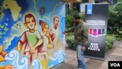 Graffiti artists create a mural with lead-free paint at the UN Environment Assembly in Nairobi, May 27, 2016. (A. Yee/VOA)