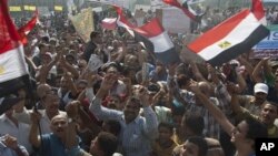 Para demonstran melakukan aksi unjuk rasa di Lapangan Tahrir, Kairo (foto: dok). Sekitar 1.000 aktivisi menuntut dihentikannya penyiksaan di penjara Mesir. 