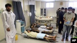 Para korban luka-luka akibat dua serangan bunuh diri pangkalan NATO di Kandahar, dirawat di rumah sakit (6/6). Sedikitnya 22 tewas dalam serangan ini.