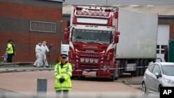 2019年10月23日英格兰南部卡车发现载有39名难民尸体； 警方法医人员赶赴现场。