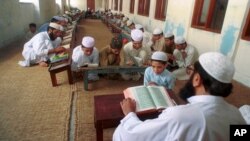 Anak-anak Pakistan mengaji di sebuah madrasah di kota Lahore (foto: ilustrasi). 