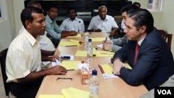 Pejabat PBB Oscar Fernandez-Taranco (kanan) mengadakan pembicaraan dengan mantan Presiden Maladewa Mohamed Nasheed (kiri) hari Jumat (10/2).