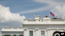 Gedung Putih di Washington D.C., mengibarkan bendera setengah tiang untuk menghormati para korban penembakan massal dalam dua insiden penembakan di Dayton, Ohio, dan El Paso, Texas, Minggu (4/8).