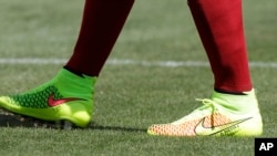 នៅ​ក្នុង​រូបភាព​កាលពី​ថ្ងៃទី៧ ខែមិថុនា ឆ្នាំ២០១៤​នេះ កីឡាករ Andres Iniesta មក​ពី​អេស្ប៉ាញ​ពាក់​ស្បែក​ជើង​ម៉ាក Nike នៅ​ក្នុង​ការ​កម្តៅ​សាច់​ដុំ​មុន​ពេល​ប្រកួត​ជាមួយ​នឹង​ក្រុម​មក​ពី​ប្រទេស​អែលសាល់វ៉ាឌ័រ។ 