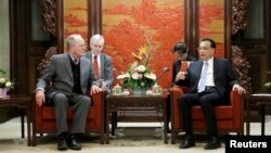 Perdana Menteri China, Li Keqiang (kanan) berbicara dengan Senator AS Lamar Alexander di Beijing, Kamis (1/11). 