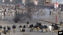 Affrontements entre la police et des manifestants à Peshawar au Pakistan le 21 septembre 2012