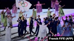Tim pengungsi Olimpiade dalam upacara pembukaan Olimpiade Tokyo di Olympic Stadium, di Tokyo, Jumat, 23 Juli 2021. (Foto: AFP)