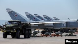 Pesawat jet militer Rusia di pangkalan militer Hmeymim, Suriah, 18 Juni 2016. (Foto: dok). 