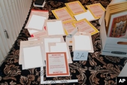 지난해 8월 미 연방수사국(FBI)이 플로리다주 마라라고 리조트의 도널드 트럼프 전 대통령 자택에서 압수한 기밀문건들 (자료사진)