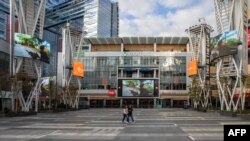 Para pengunjung di LA Live di pusat Kota Los Angeles, California, 15 Maret 2020. (Foto: Reuters)