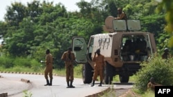 Des soldats burkinabè patrouillent près de la caserne militaire du Régiment de sécurité présidentielle à Ouagadougou, le 29 septembre 2015.