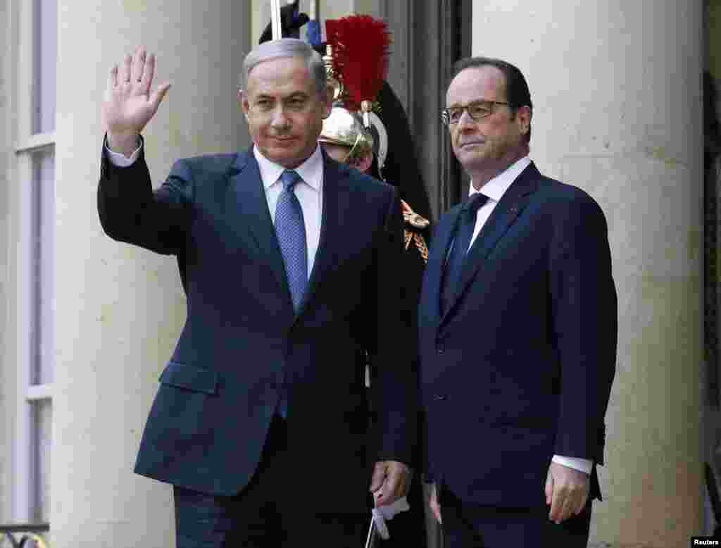 Presiden Perancis Francois Hollande (kanan) menyambut kedatangan PM Israel Benjamin Netanyahu (kiri) di istana Elysee Palace sebelum bergabung dalam aksi solidaritas di jalanan kota Paris (11/1).
