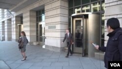 북한에 억류됐다가 사망한 미국인 대학생 오토 웜비어 군의 부모인 프레드 웜비어 씨와 신디 웜비어 씨가 지난해 워싱턴 DC 연방법원에서 증거청문 심리를 마친 후 법원 건물을 나서고 있다.