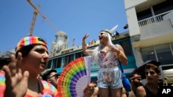 Para peserta pawai kampanye hak-hak kaum LGBTQ, Gay Pride, di Tel Aviv, Israel, 14 Juni 2019. (Foto: AP Photo/Tsafrir Abayov)