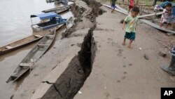 The banks of the Huallaga River are cracked after an earthquake in Puerto Santa Gema, on the outskirts of Yurimaguas, Peru, May 26, 2019. 