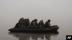 资料照片：2023年10月14日，乌克兰陆战队员在赫尔松附近前线渡过第聂伯河。(美联社照片）