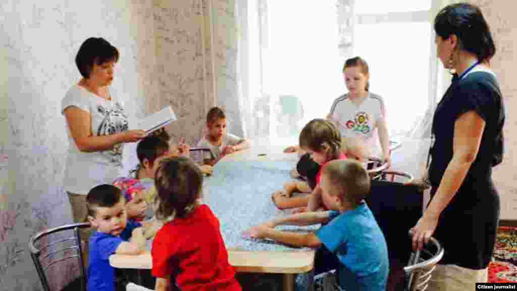 Kiyevda panoh topgan bolalarga volontyor ruhshunoslar yordam beradi. 3-iyun, 2015-yil.